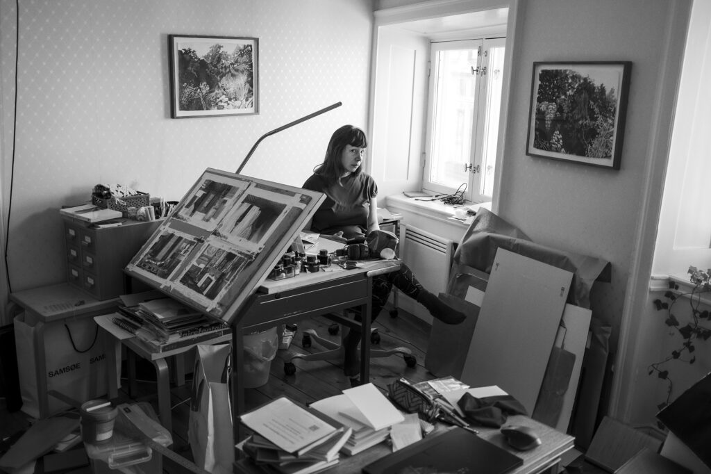 Maria Jonsson in the studio. Foto: Simon Johansson